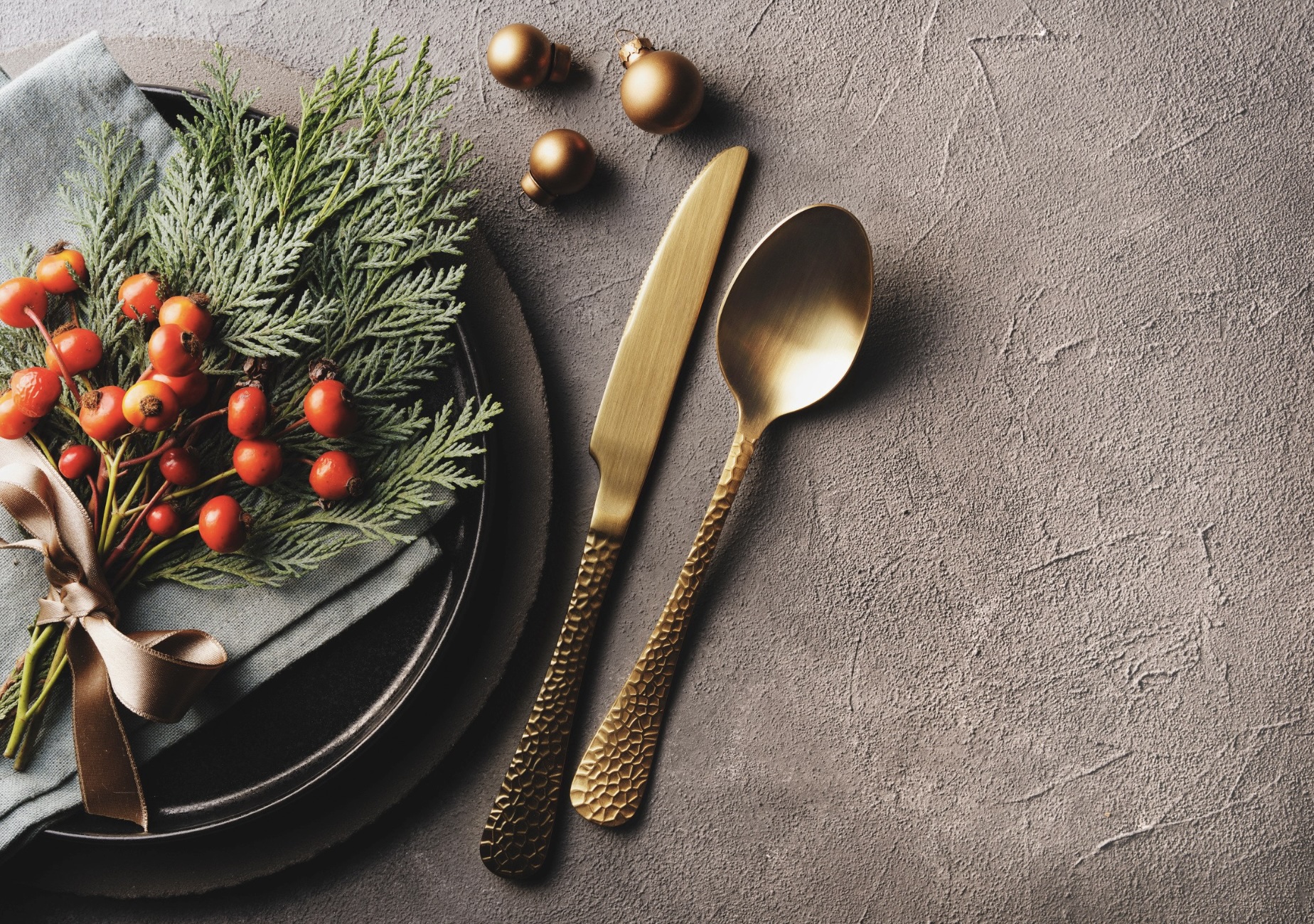 How to Build a Festive Tablescape in Five Steps
