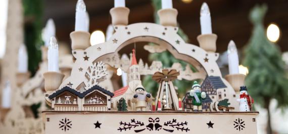 How to Build a Festive Tablescape in Five Steps