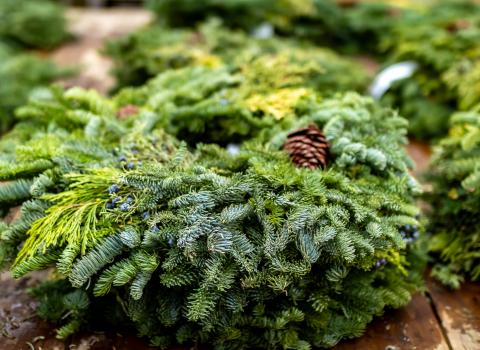 20-inch Mixed Greens Wreath