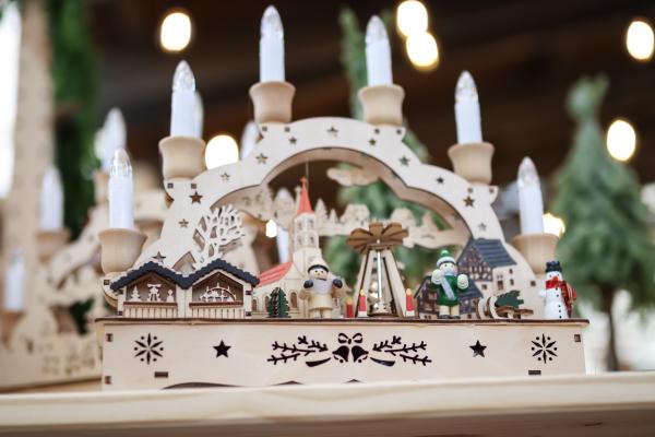 How to Build a Festive Tablescape in Five Steps